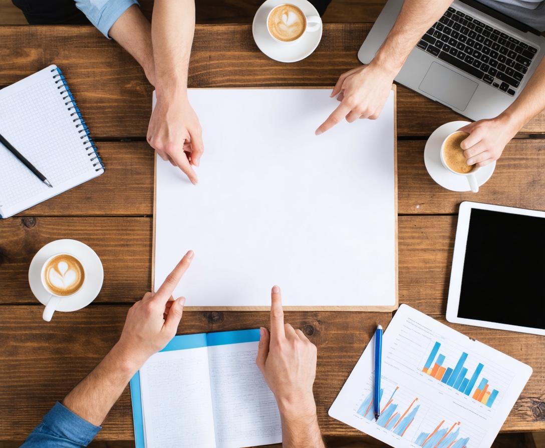 Вид сверху на рабочий стол во время интенсивного бизнес-воркшопа